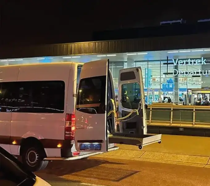 Rolstoelbus bij Schiphol voor reizigers uit Eindhoven